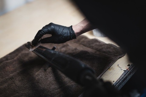 
	Szlifowanie ręczne (jedyny w 100% bezpieczny sposób w Europie na usunięcie starego lakieru z karbonu): od 1700 zł.
